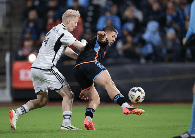 Jovan Mijatović playing football